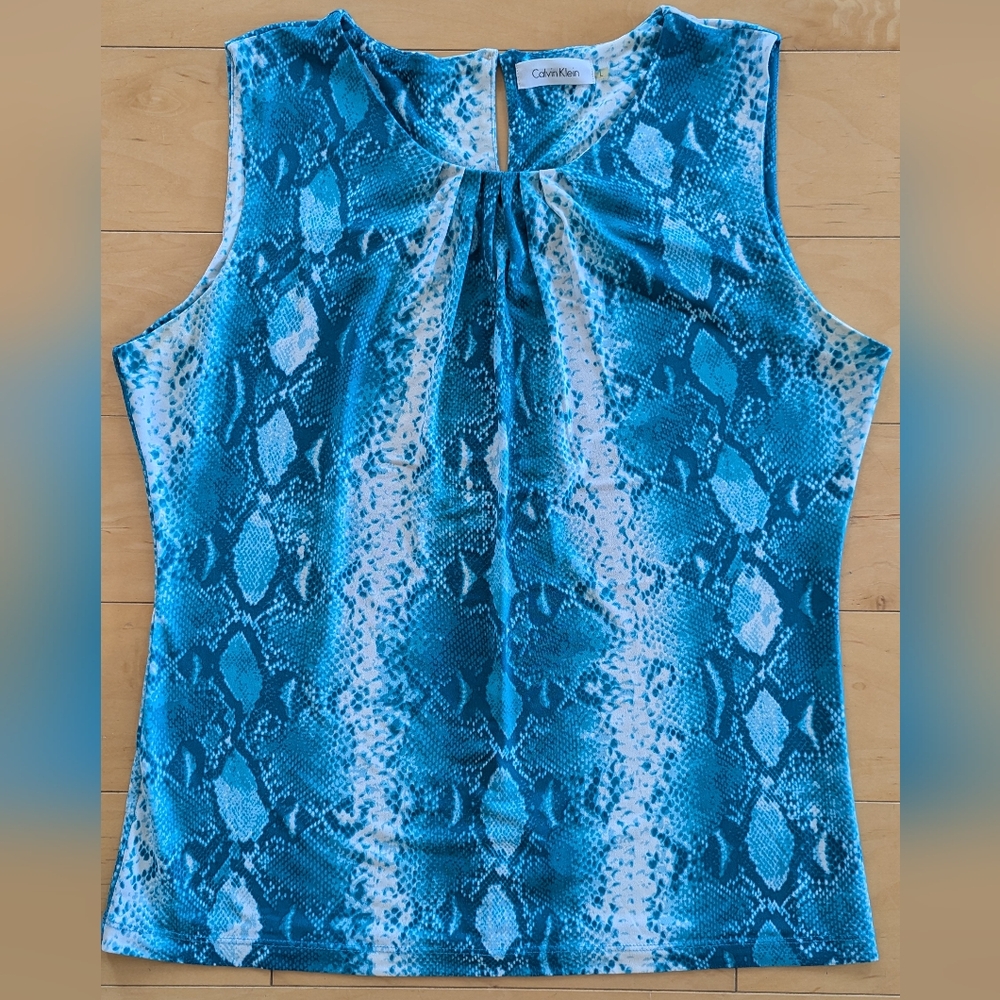 Calvin Klein Snakeskin Print Sleeveless Blouse – Size Large – Teal & White 🩵